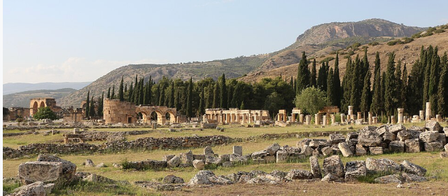 土耳其希拉波利斯古城遺址（Hierapolis）古羅馬遺跡與柱廊建築景觀